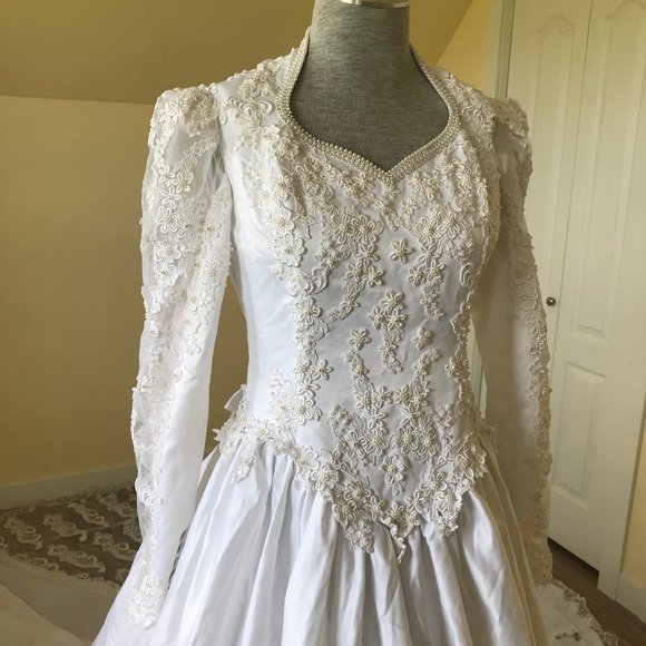 Unworn MAKE OFFER! Satin Beaded Wedding Gown Cathedral Length Train Lace Sleeve - Picture 4 of 13